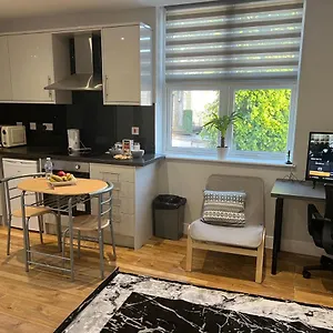  Apartment Mj Serviced Apartment: Luxurious West London Living Near Tube